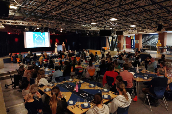 De Gasten Zijn Jong En Oud En Van Verschillende Nationaliteiten En Achtergronden