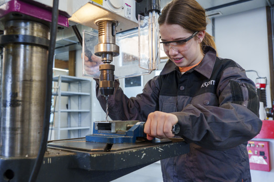 Leerling in technieklokaal aan het werk